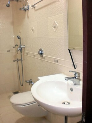 Ein Badezimmer mit Toilette, Waschbecken und Dusche.