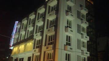 Depan hartanah - siang/malam