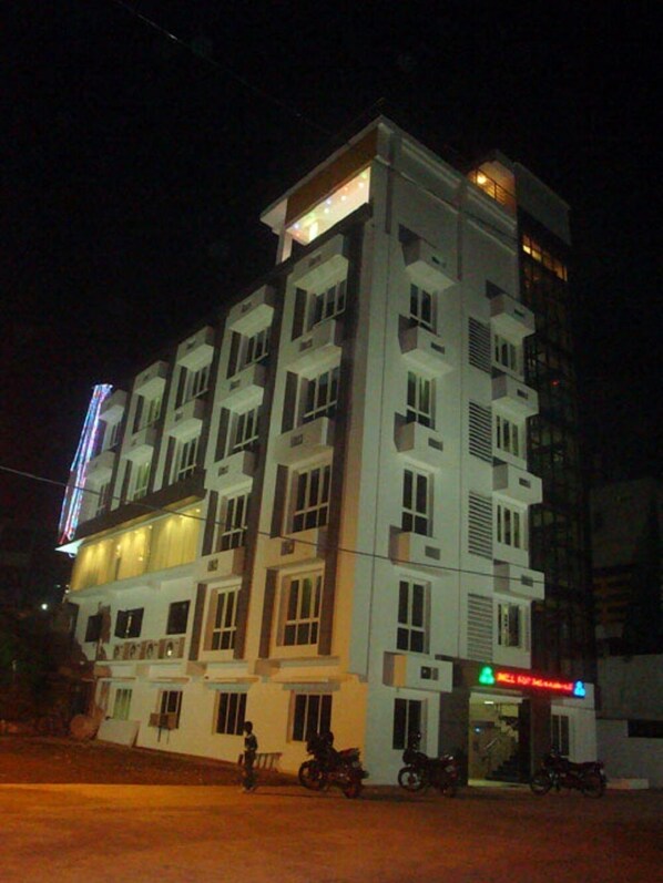 Fassade der Unterkunft – Abend/Nacht