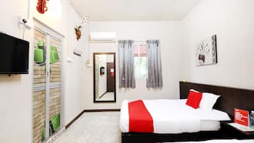 Quarto duplo standard | Escrivaninha, Wi-Fi de cortesia, roupa de cama
