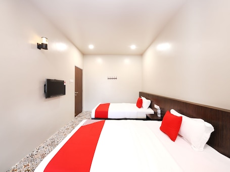 Deluxe Twin Room | Desk, free WiFi, bed sheets