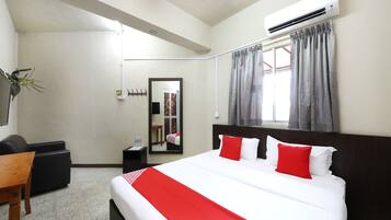 Deluxe Double Room, 1 King Bed | Desk, free WiFi, bed sheets