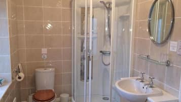 Dobbeltrom – deluxe, sjøutsikt (Shower) | Bad | Toalettartikler (inkludert), hårføner og håndklær