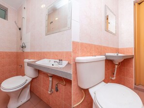 A bathroom with a toilet, sink, and shower. - Fully Hotel Desa Tebrau (Johor Bahru)