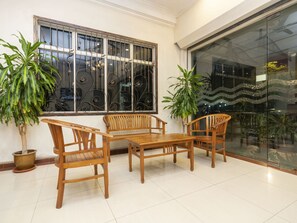 Lobby sitting area - Fully Hotel Desa Tebrau (Johor Bahru)