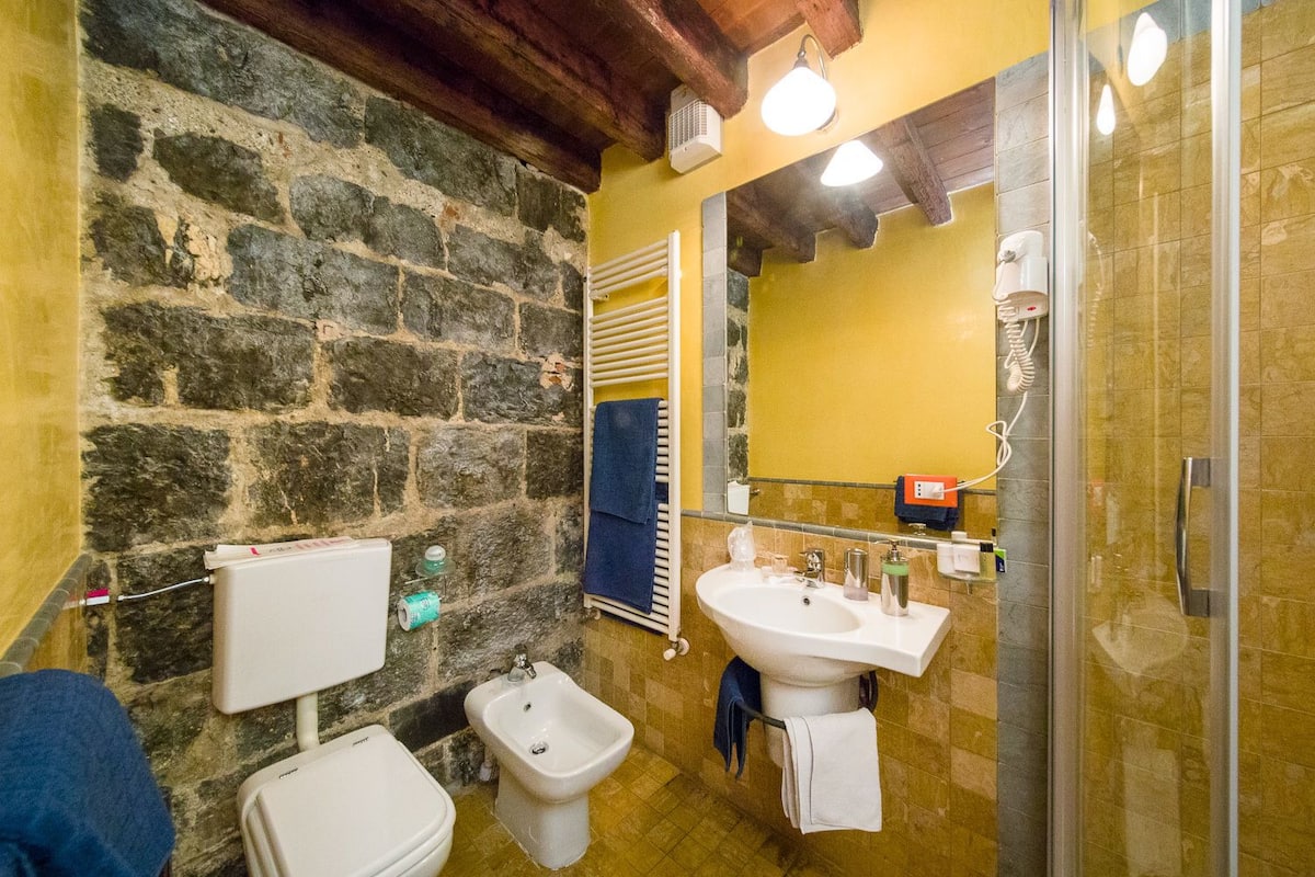 Basic Townhome, 1 Queen Bed, Non Smoking | Bathroom | Towels