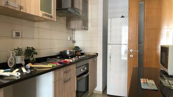 Appartement | Cuisine privée | Grand réfrigérateur, micro-ondes, four, plaque de cuisson
