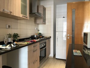 Appartement | Cuisine privée | Grand réfrigérateur, micro-ondes, four, plaque de cuisson