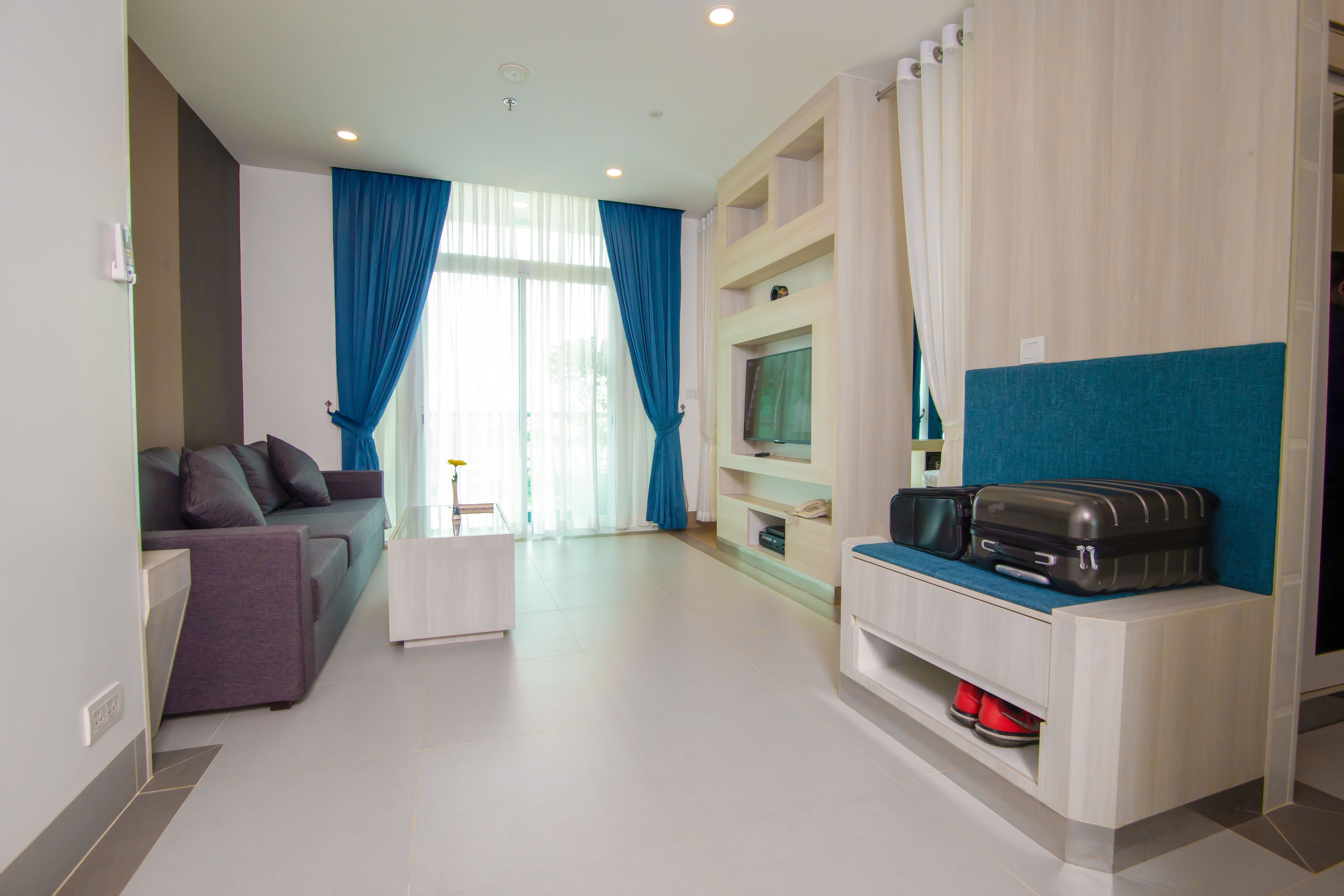 行政套房 | 客厅 | 43-英寸智能电视（配备有 线频道）、电视、DVD 播放器