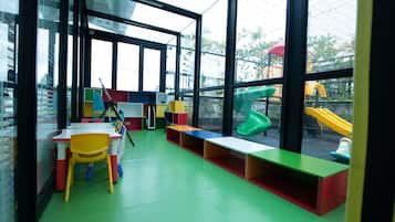 Zona de juegos infantil cubierta