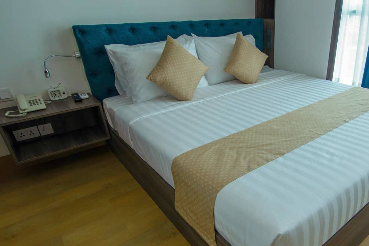 Egyptian cotton sheets, premium bedding, in-room safe, desk