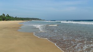 A beach with clear skies and calm waves. - Five (Morakatiyara)