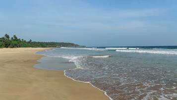Plage, sable blanc, yoga sur la plage