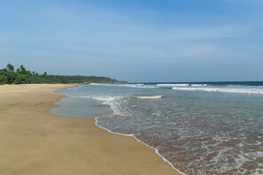 Plage, sable blanc, yoga sur la plage