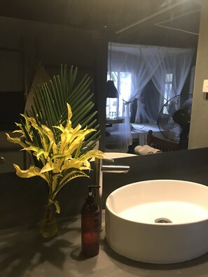 标准房, 1 张双人床, 海洋景观, 海滨 | 客房内保险箱、免费 WiFi、床单