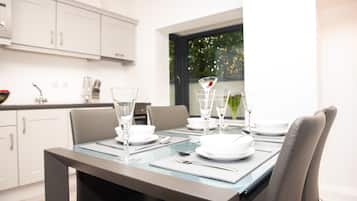 Deluxe Townhome, 3 Bedrooms, Non Smoking, Mountain View | In-room dining