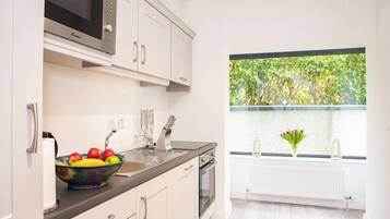 Deluxe Townhome, 3 Bedrooms, Non Smoking, Mountain View | Private kitchen