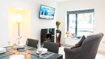 Deluxe Townhome, 3 Bedrooms, Non Smoking, Mountain View | Living room | Flat-screen TV