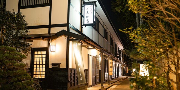A traditional Japanese building with multiple entryways, some with sliding doors and others with glass panels. - Hakone Onsen Yuyado Yamanosyou (Hakone)