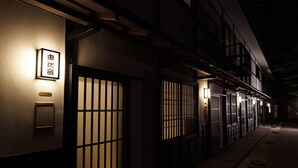 ห้องทราดิชันนัล, ปลอดบุหรี่, ห้องน้ำส่วนตัว (Japanese Style Family, 13 Tatami Mats) | ผ้านวมขนเป็ด, ตู้นิรภัยในห้องพัก, โต๊ะทำงาน, ห้องเก็บเสียง