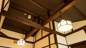 Cubrecamas, caja de seguridad en la habitación y escritorio