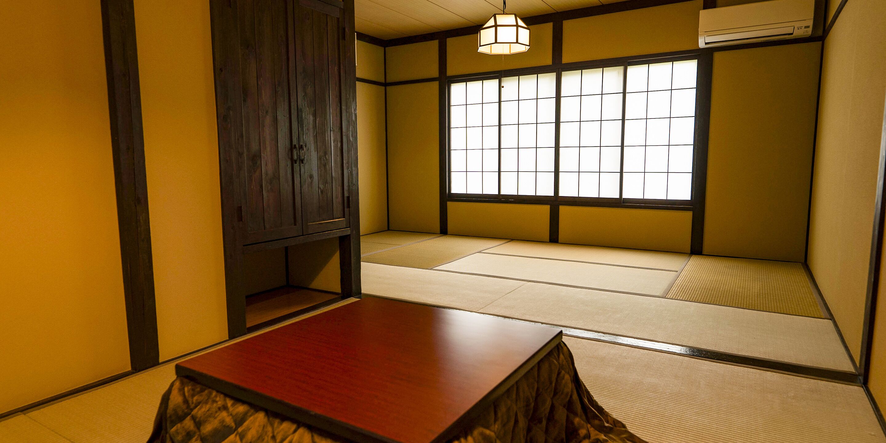 Cubrecamas, caja de seguridad en la habitación y escritorio 