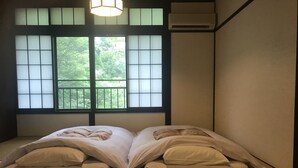 ห้องทราดิชันนัลดับเบิล, ปลอดบุหรี่, ห้องน้ำส่วนตัว (Japanese Style Double, 10 Tatami Mats) | ผ้านวมขนเป็ด, ตู้นิรภัยในห้องพัก, โต๊ะทำงาน, ห้องเก็บเสียง