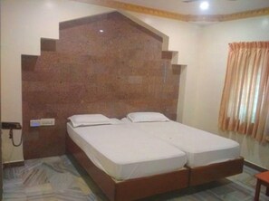 华丽双人房, 1 张特大床, 无障碍, 城市景观 | 客房内保险箱、办公桌、免费 WiFi