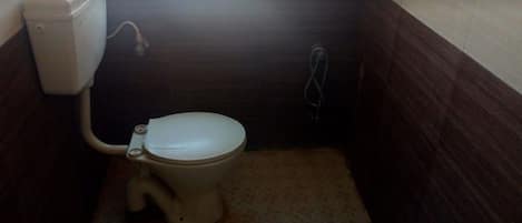 Deluxe Double Room, 1 King Bed, Accessible, City View | Bathroom | Shower, free toiletries, towels