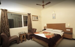 In-room safe, desk, free WiFi, wheelchair access - Krishna INN (Chennai)