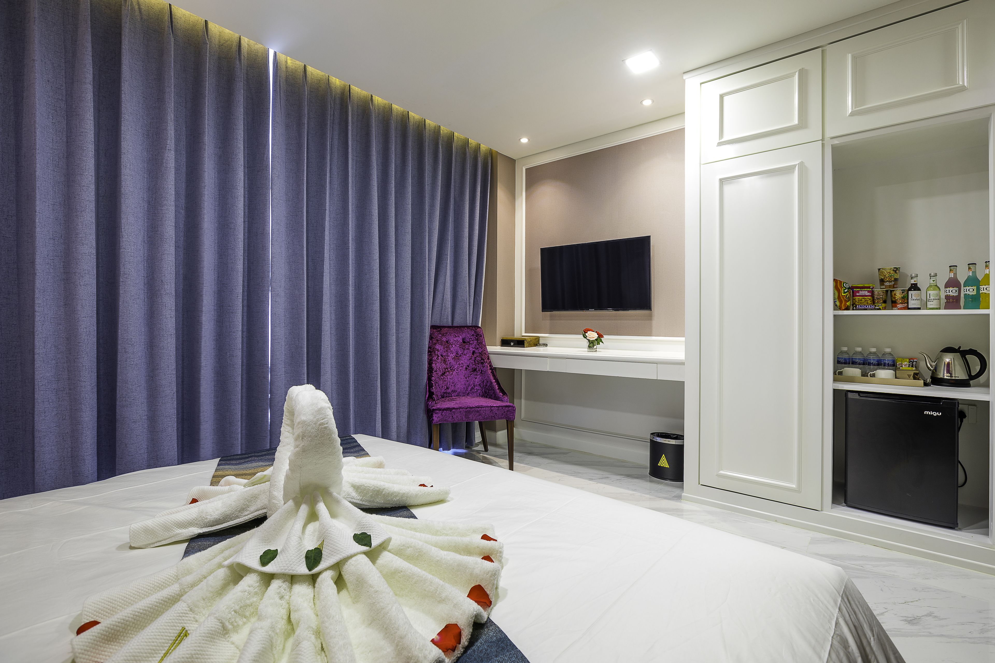 junior double room, 1 queen bed | premium bedding, minibar, in-room safe, desk