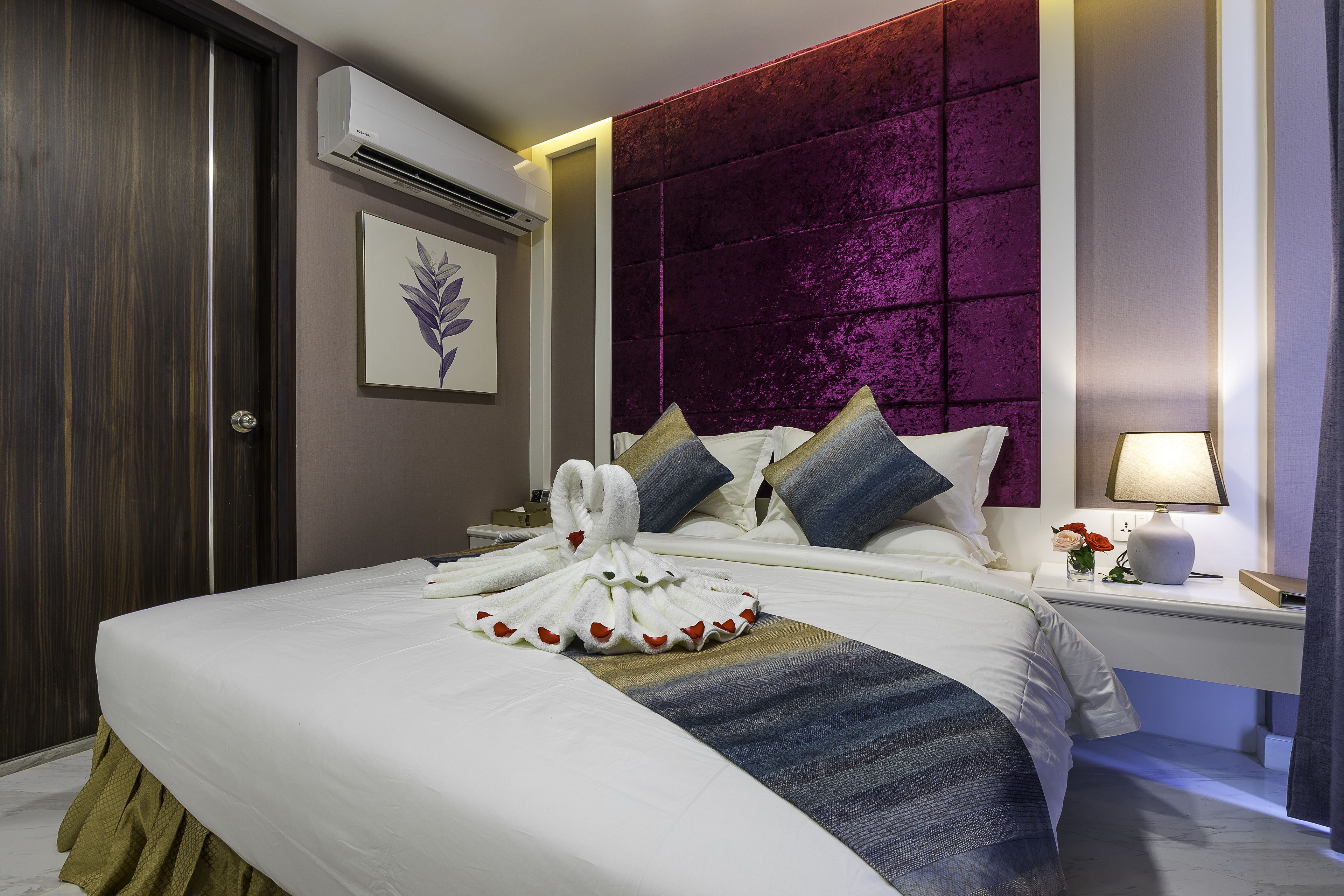 junior double room, 1 queen bed | premium bedding, minibar, in-room safe, desk