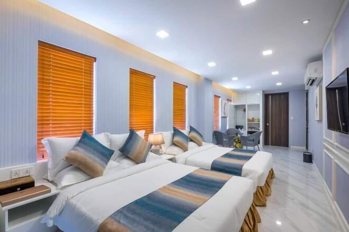 Roupas de cama premium, frigobar, cofres nos quartos, escrivaninha