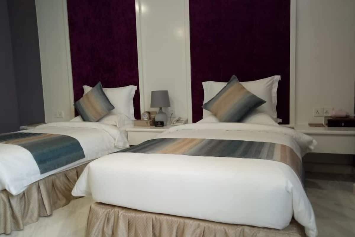 Roupas de cama premium, frigobar, cofres nos quartos, escrivaninha