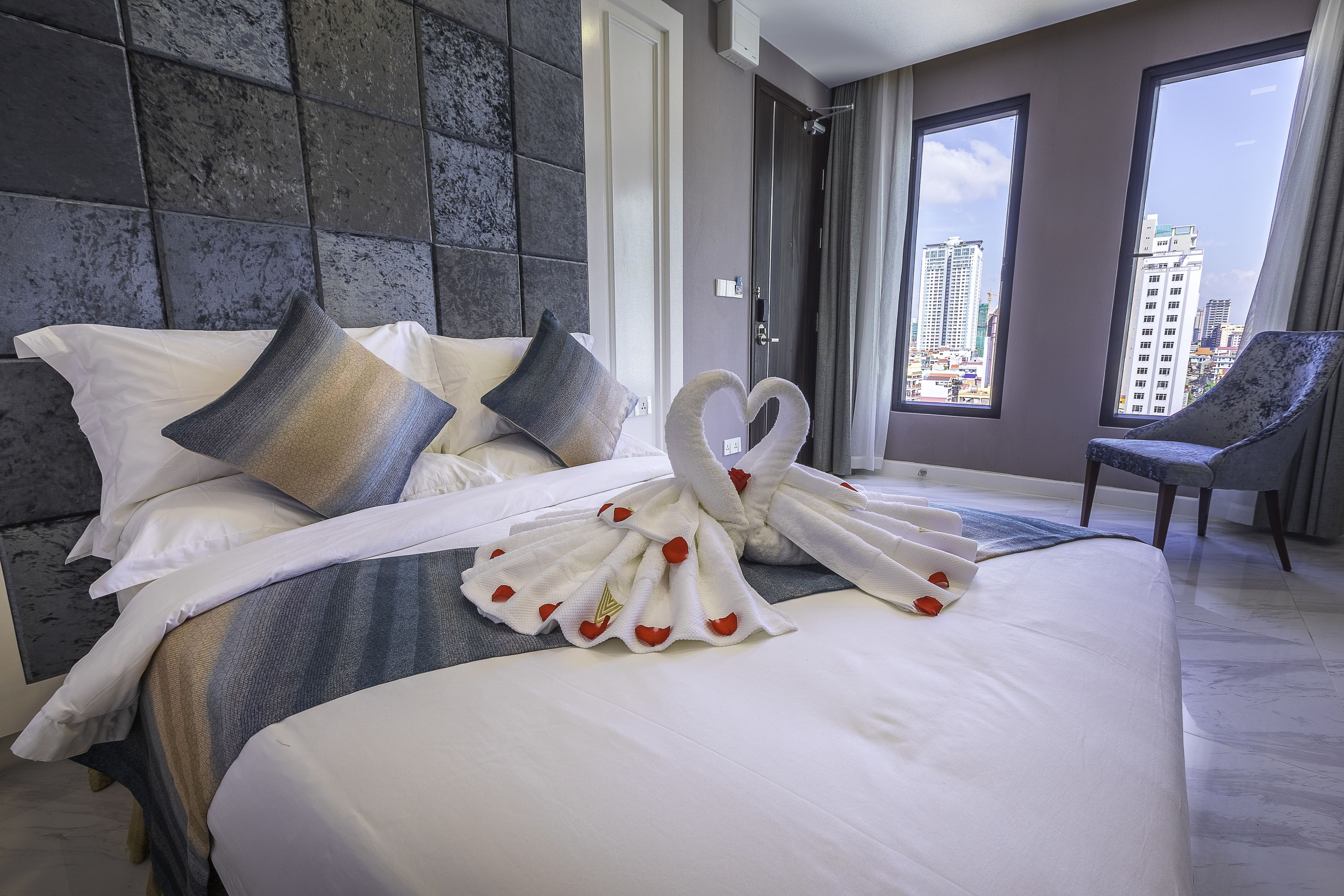 deluxe double room, 1 queen bed | premium bedding, minibar, in-room safe, desk
