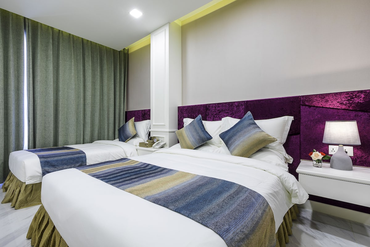 Luxe beddengoed, een minibar, een kluis op de kamer, een bureau