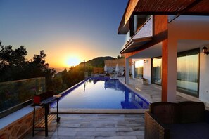 Indoor pool, outdoor pool, open open 24 hours a day, pool umbrellas - Villa Goze (Kas)