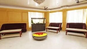 Un salón amplio con un conjunto de sofás, una mesa de centro y un televisor.