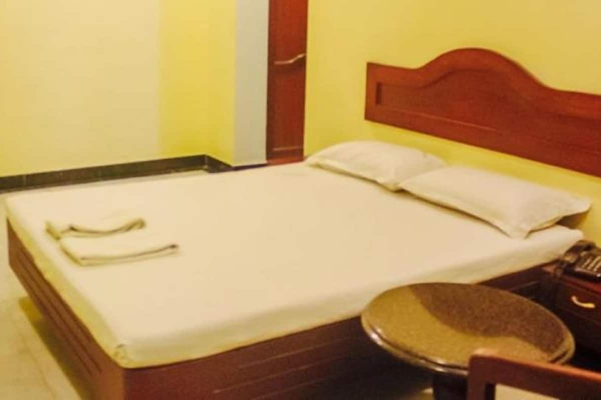 Quarto casal luxo, 1 cama King, acessível, vista para a cidade | Cofres nos quartos, escrivaninha, Wi-Fi de cortesia