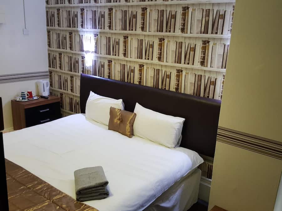 Quartos à prova de som, Wi-Fi de cortesia, roupa de cama