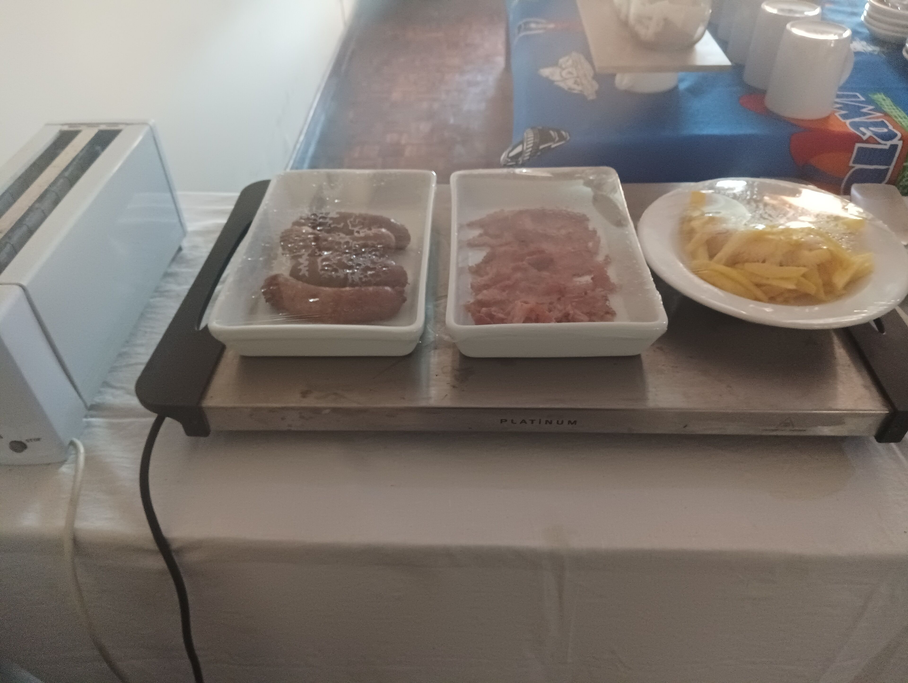Un plan de travail de cuisine avec deux bols blancs contenant des aliments, un grille-pain et un four à micro-ondes.