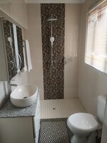 Basic Double Room, 1 Double Bed | Bathroom | Deep soaking tub, free toiletries, hair dryer, towels