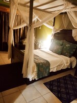 Quarto casal básico, 1 cama de casal | Roupas de cama premium, cofres nos quartos, escrivaninha