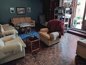 32-inch flat-screen TV with satellite channels, TV - Sheila's lodge (Lilongwe)