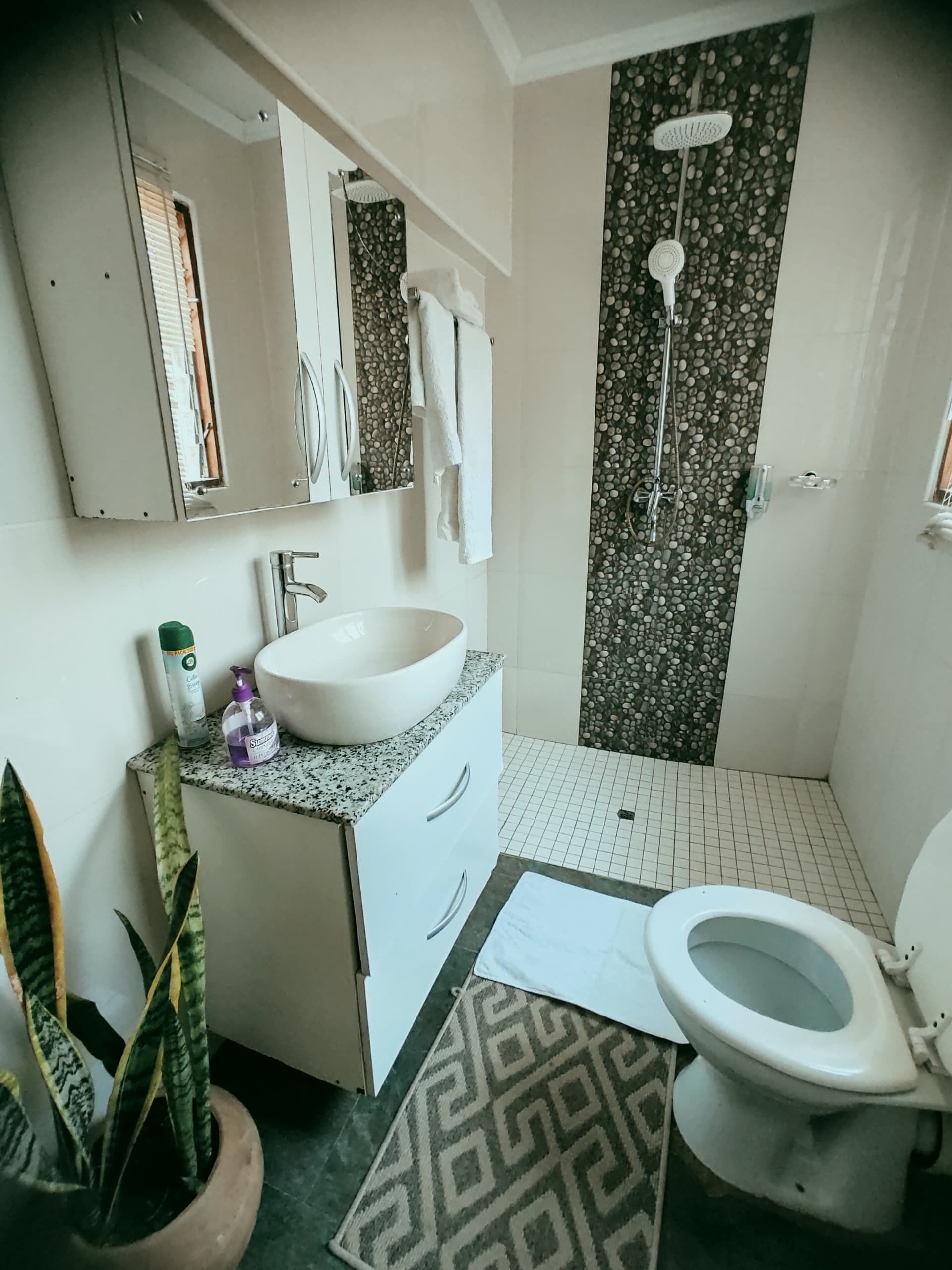 Basic Double Room, 1 Double Bed | Bathroom | Deep soaking tub, free toiletries, hair dryer, towels