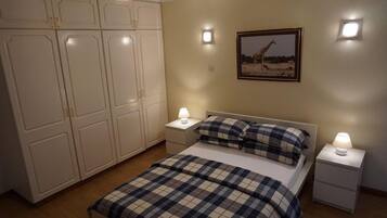 Hus Comfort - flera sängar - icke-rökare - utsikt mot trädgården | Gratis wi-fi och sängkläder