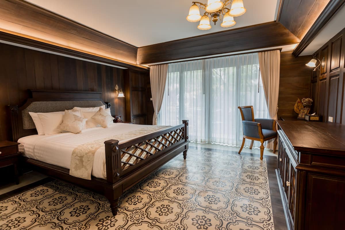 Deluxe Colonial | Premium bedding, minibar, in-room safe, desk