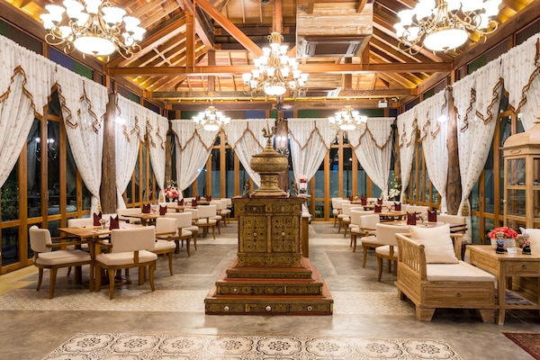 Breakfast, lunch and dinner served