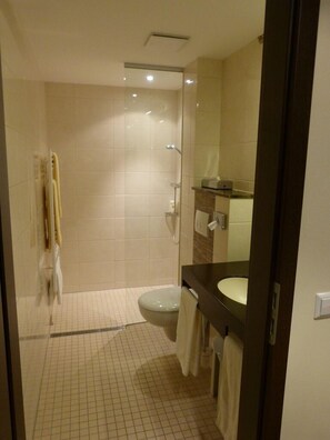 Een douche, gratis toiletartikelen, een haardroger, vloerverwarming