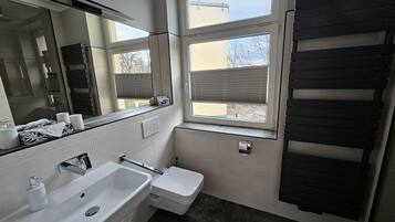 Habitación doble, baño privado | Baño | Regadera, amenidades de baño gratuitas, secadora de cabello, toallas